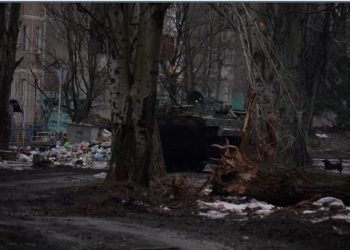 Brenda qytetit ukrainas të shkatërruar nga lufta