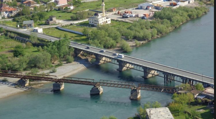 Shkodër,shembet mbikalimi i këmbësorëve te Ura e Baçallëkut