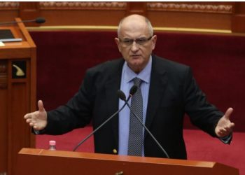 ‘Jemi pazari i gjësë’, Vasili ‘përplaset’ me Nikollën