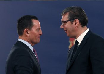 Vuçiç dekoron ‘armikun e Kurtit’ me “Urdhrin e Flamurit Serb”