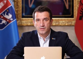 Kryetari i Bashkisë Tiranë, Erion Veliaj, ka thurur aferën e radhës me dy miqtë e tij. Shumë punonjës të Administratës nuk kanë marrë bonuset