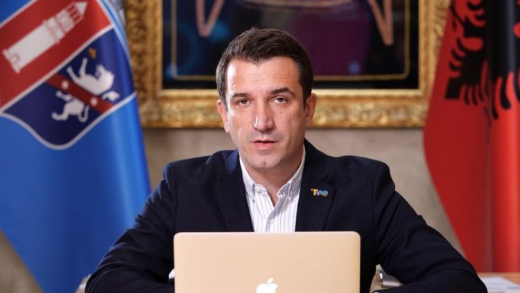 Kryetari i Bashkisë Tiranë, Erion Veliaj, ka thurur aferën e radhës me dy miqtë e tij. Shumë punonjës të Administratës nuk kanë marrë bonuset