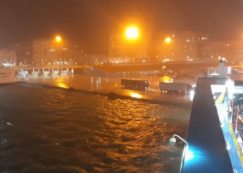 Stuhia e erës përplas tragetin me bankinën në Durrës