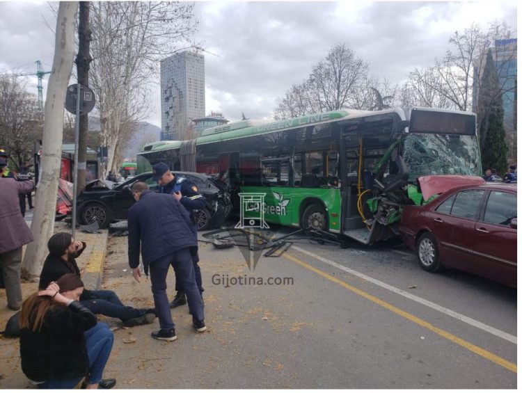 Urbani i Unazës ‘merr përpara’ disa mjete, ka të plagosur