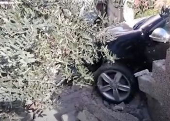 FOTO/ Makina përfundon…në oborrin e një shtëpie