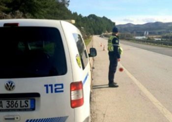 Përplasen dy makina në Elbasan