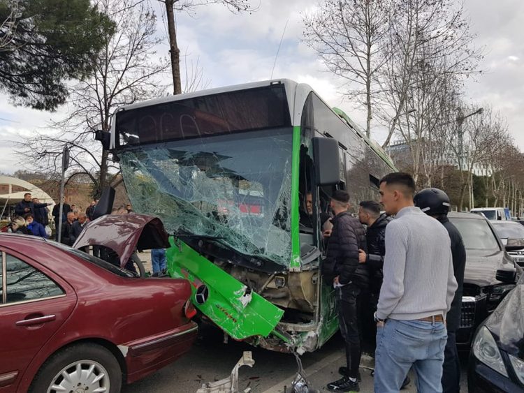 Aksidenti/ Këlliçi: Tirana ka dalë nga korsia, ndërroni timonierin