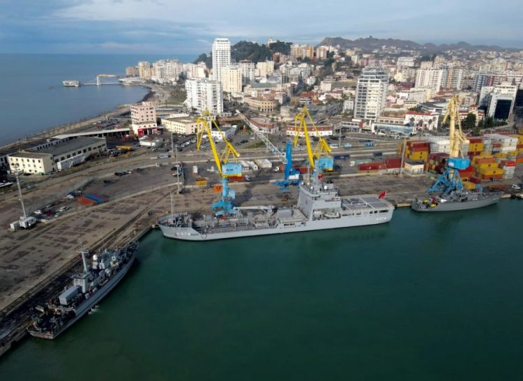 4 anije luftarake ankorohen në Portin e Durrësit