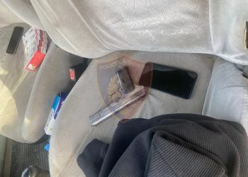 EMRAT/ Me pistoletë në makinë, 1 i arrestuar e 1 në kërkim