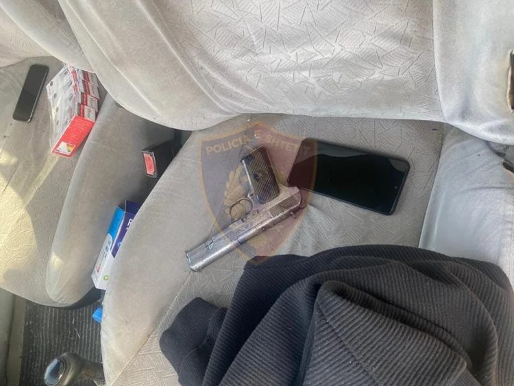 EMRAT/ Me pistoletë në makinë, 1 i arrestuar e 1 në kërkim