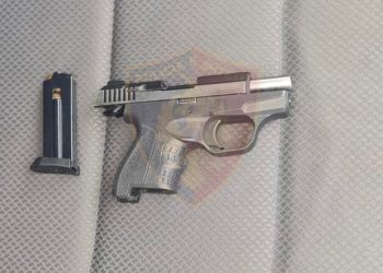 Lëviznin me armë në makinë, 3 të arrestuar në Tiranë