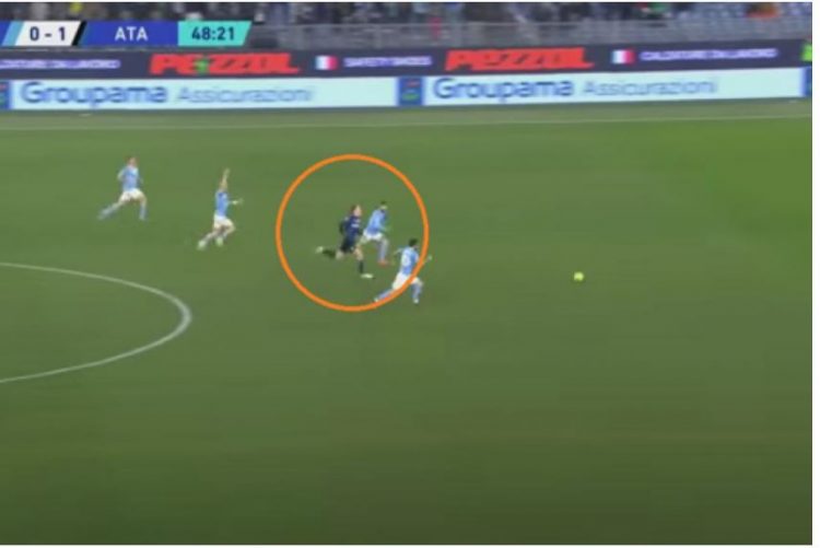 VIDEO/ Futbollisti ‘ndez turbon’ dhe i ‘lë targën’ Hysajt