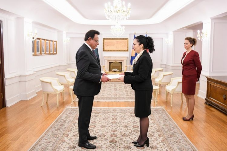 Vjosa Osmani pranon kredencialet e ambasadorit të vendit aziatik