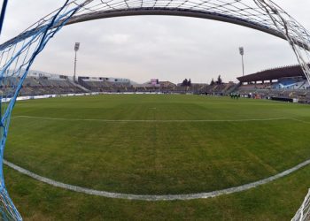 Gjyqtarja kyçet në stadium se ndërpreu ndeshjen