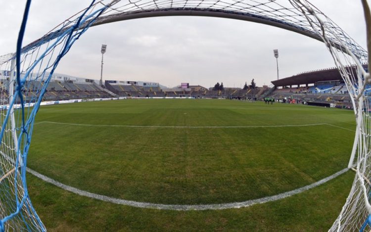 Gjyqtarja kyçet në stadium se ndërpreu ndeshjen