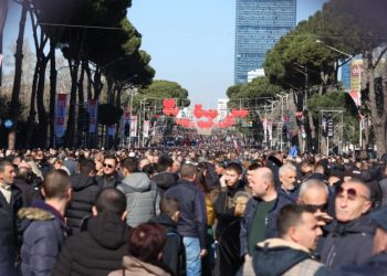 “Cunam”, Berisha komenton në Facebook praninë masive