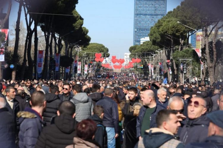 “Cunam”, Berisha komenton në Facebook praninë masive