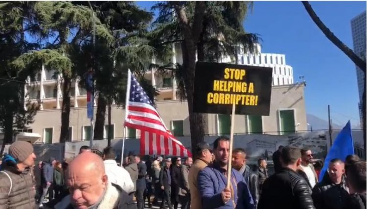 Protesta/ Qytetarët mesazh SHBA-së