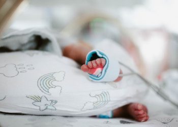 Nëna e 7 fëmijëve lind pesënjakë