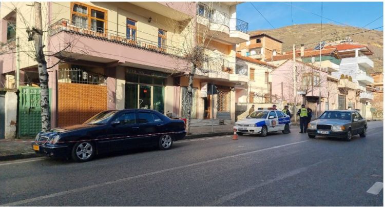Aksident në Pogradec, automjeti përplas 45-vjeçaren