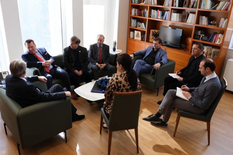 Berisha me drejtuesit e Vatrës: PD, promotore e vlerave atlantike