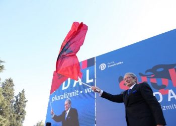 Berisha thirrje qytetarëve: Të gjithë para Parlamentit