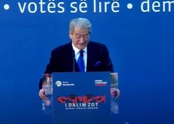 Në mbyllje të fjalës  së tij në protestë, kryedemokratiti Sali Berisha i ka bërë thirrje publike BE dhe SHBA që të hetojë atë çka bëri qeveria me opozitën