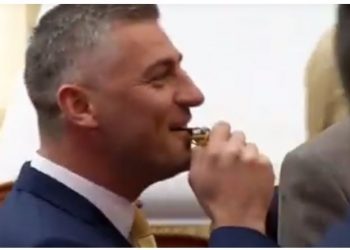 I ranë bilbilit në seancë, Nikolla iu tërheq vëmendjen 2 deputetëve