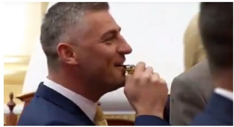 I ranë bilbilit në seancë, Nikolla iu tërheq vëmendjen 2 deputetëve