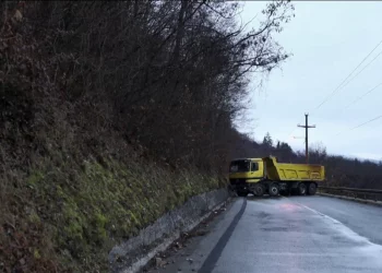 Serbët bllokojnë një rrugë në veri të Kosovës