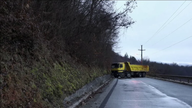 Serbët bllokojnë një rrugë në veri të Kosovës