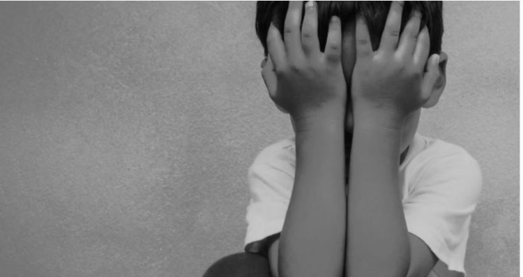 Tronditëse, nxënësit i hedhin bar miu bashkëmoshatarit