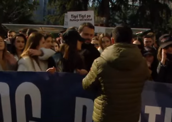 “Burg Brother Vip”, protestuesit presin Berishën jashtë selisë