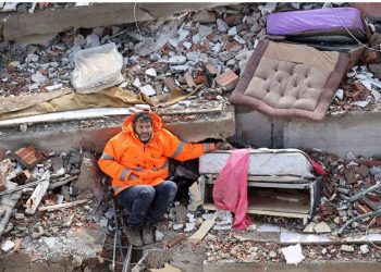 Historia rrëqethëse pas fotos virale të burrit që mbante dorën e së bijës nën rrënoja