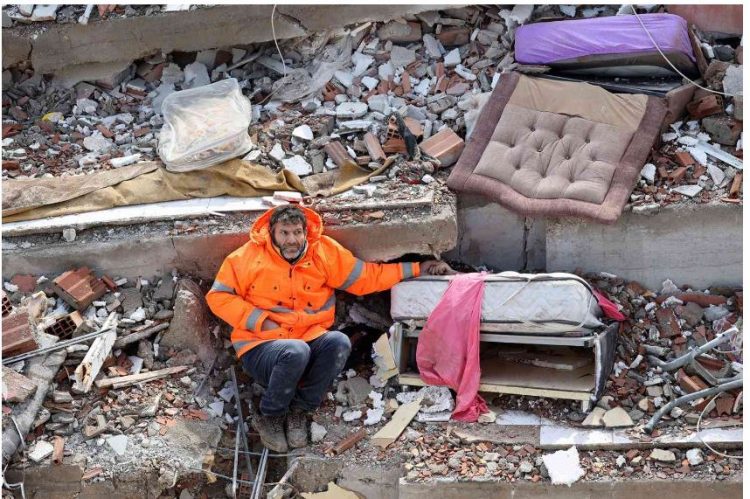 Historia rrëqethëse pas fotos virale të burrit që mbante dorën e së bijës nën rrënoja