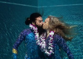 VIDEO/ Rekord Guiness, çifti puthet nën ujë për mbi katër minuta