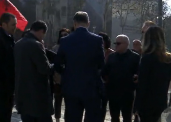 FOTO/ Deputetët e përjashtuar të PD tentojnë të hyjnë në Kuvend