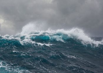 Dallgët e forta shkaktojnë vonesa për tragetet në Portin e Durrësit