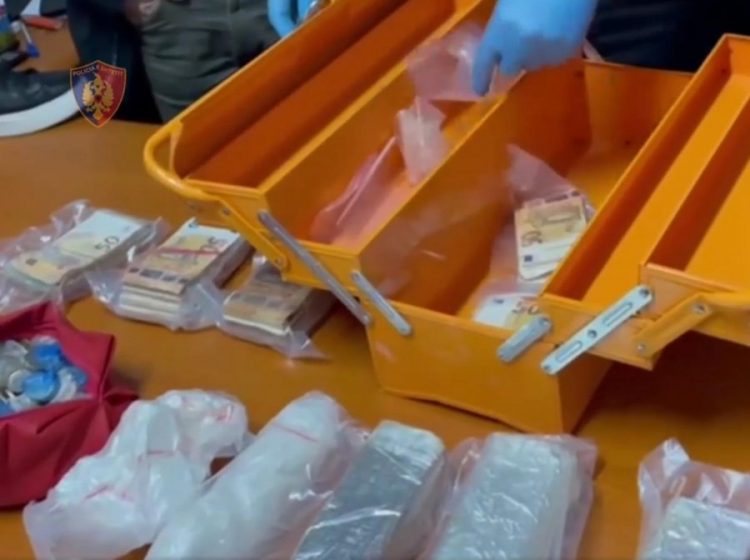 Operacion në Tiranë, sekuestrohen 2 kg kokainë dhe shuma parash