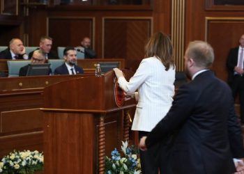 FOTO/ Vendoset emblema e UÇK në foltoren e Kuvendit të Kosovës