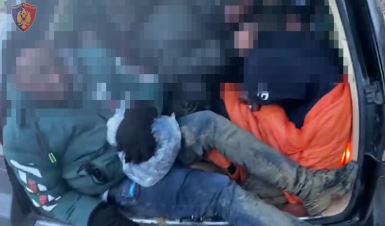 VIDEO/ Makinën plot me emigrantë, prangosen dy vëllezër