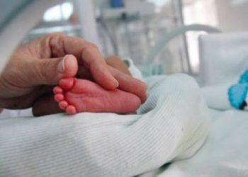 E mitura tenton të braktisë fëmijën