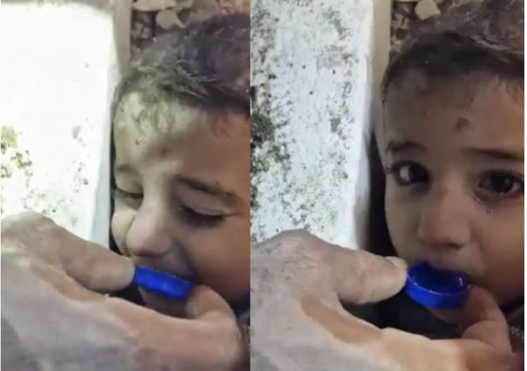 VIDEO/ Fëmija i bllokuar, i japin ujë me tapë shisheje