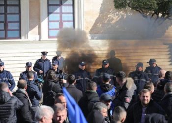 Hidhen flakadanë te shkallët e Kryeministrisë