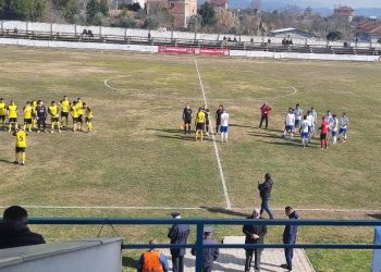 Grushta dhe sherr masiv, ndërpritet ndeshja në Peqin