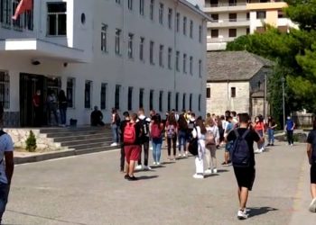 Gjirokastër/ Nxënësit bojkotojnë mësimin: Klasat me lagështi