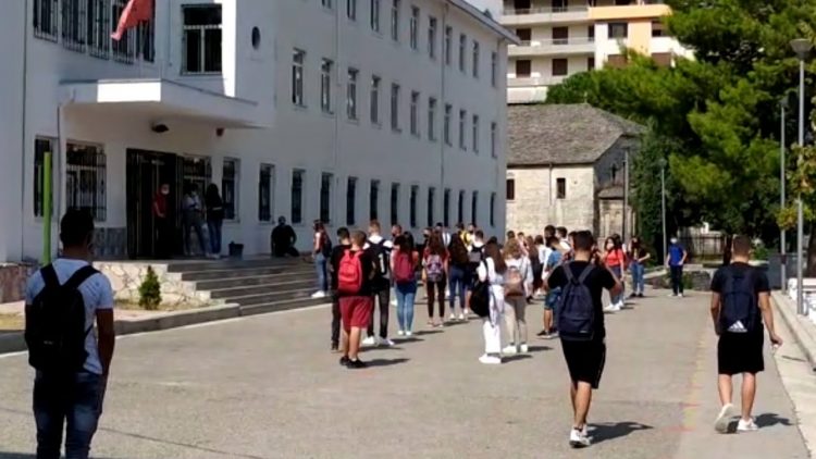 Gjirokastër/ Nxënësit bojkotojnë mësimin: Klasat me lagështi