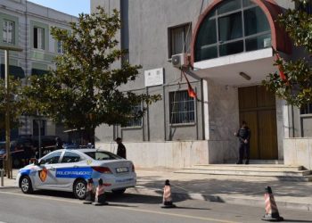 Merrnin 5-100 €, lihen në burg 6 efektivët e Portit të Durrësit