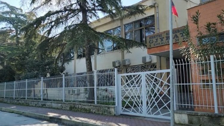 Ktheu vilën në ‘shtëpi bari’, gjykata lë në burg 44-vjeçarin