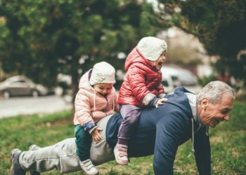 Të kujdesesh për nipërit e mbesat, pozitive në shëndetin mendor